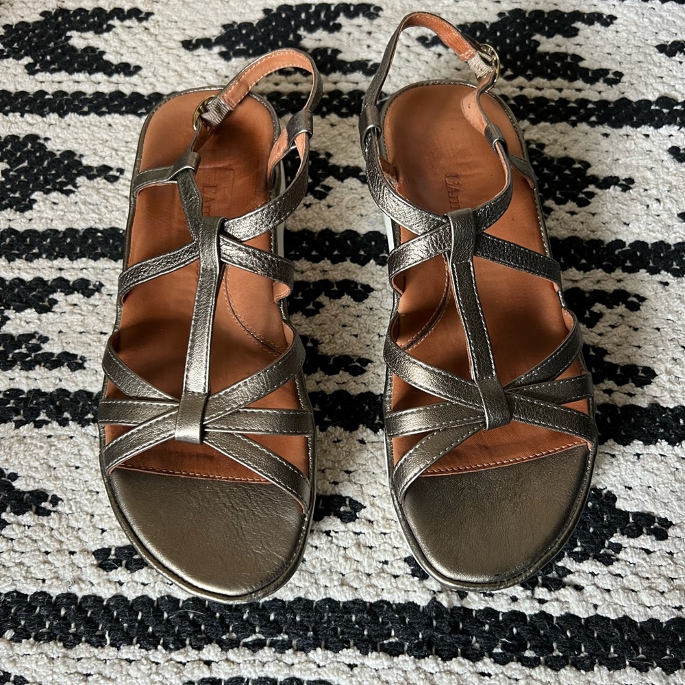 Vanassa L’Amour Des Pieds Gold Sandals